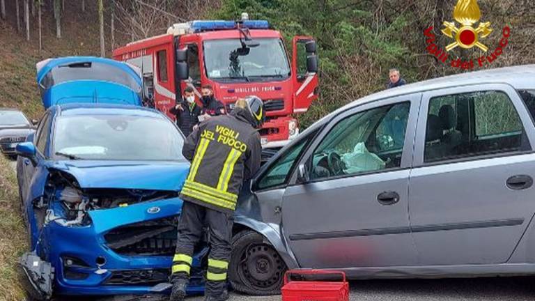 Galeata, incidente e scontro frontale: intervengono i Vigili del Fuoco Galeata, incidente e scontro frontale: intervengono i Vigili del Fuoco