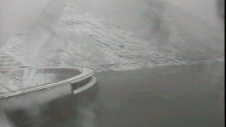 Pioggia e neve, la diga di Ridracoli è piena: mancano 7 metri alla tracimazione Pioggia e neve, la diga di Ridracoli è piena: mancano 7 metri alla tracimazione