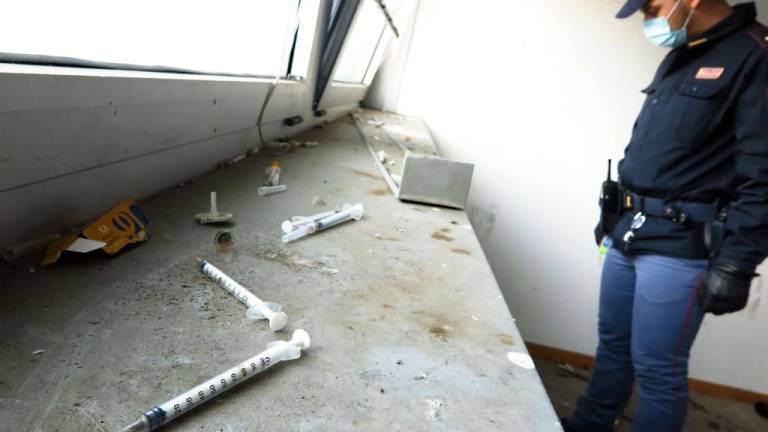 Rimini. Siringhe e sbandati nella questura di via Ugo Bassi Rimini. Siringhe e sbandati nella questura di via Ugo Bassi