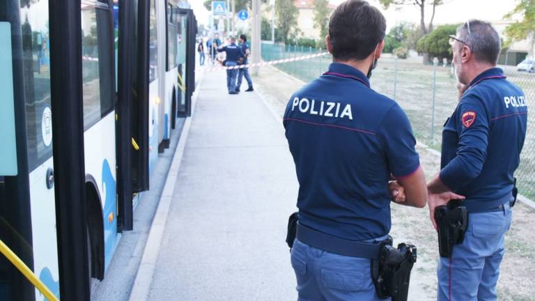 Ravenna, sale sul bus ma non si fida dell'autista donna: le sottrae il volante mentre sta guidando Ravenna, sale sul bus ma non si fida dell'autista donna: le sottrae il volante mentre sta guidando