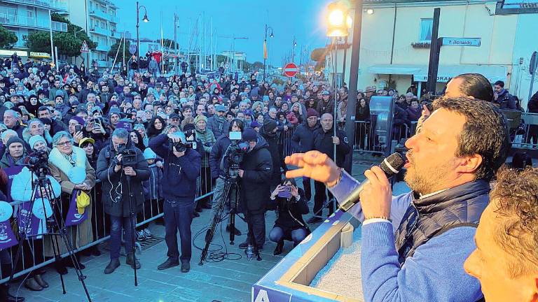 Salvini sbarca a San Pietro in Vincoli, ma trova le “sardine” Salvini sbarca a San Pietro in Vincoli, ma trova le “sardine”