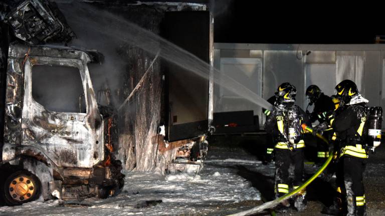 Rimini, incendio nella notte: camion a fuoco in via Verenin Grazia VIDEO GALLERY Rimini, incendio nella notte: camion a fuoco in via Verenin Grazia VIDEO GALLERY