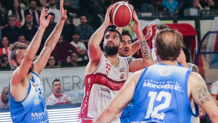 Basket A2, Forlì da impazzire batte Cantù ed è in testa, ko Rimini e Ravenna Basket A2, Forlì da impazzire batte Cantù ed è in testa, ko Rimini e Ravenna