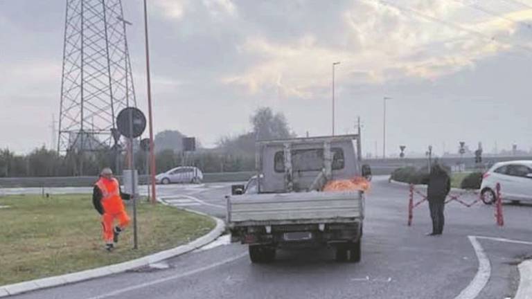 Cesena, contromano sulla rotonda dell'A14, camion finisce contro un'auto Cesena, contromano sulla rotonda dell'A14, camion finisce contro un'auto