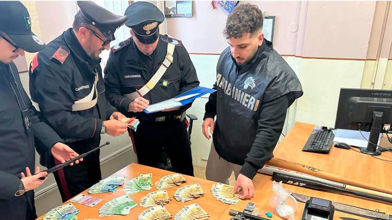 In casa custodiva la droga e un arsenale di armi, compresa una scimitarra: arrestato a Medicina In casa custodiva la droga e un arsenale di armi, compresa una scimitarra: arrestato a Medicina