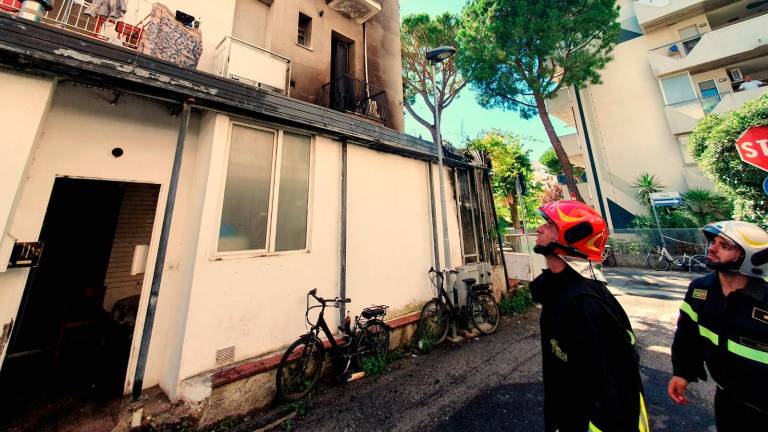 Rimini. Fiamme in un ex hotel, sfollati 12 lavoratori Rimini. Fiamme in un ex hotel, sfollati 12 lavoratori