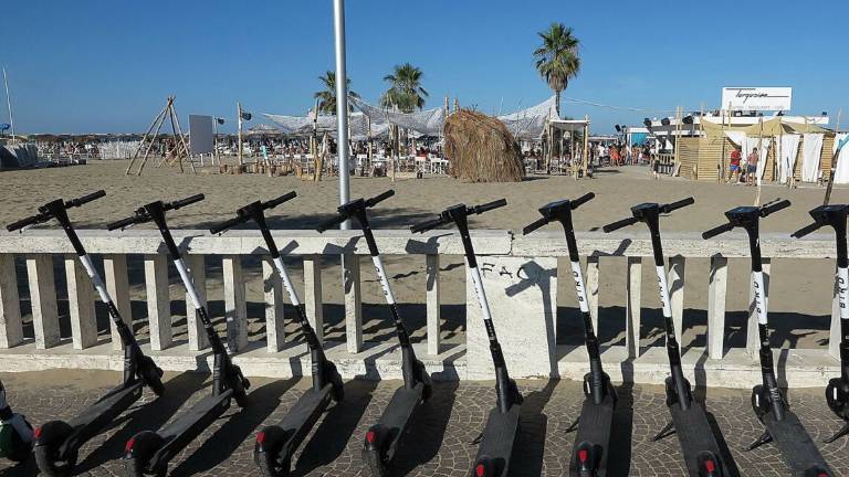 Minorenni fanno la gara in monopattino a Rimini: multati Minorenni fanno la gara in monopattino a Rimini: multati