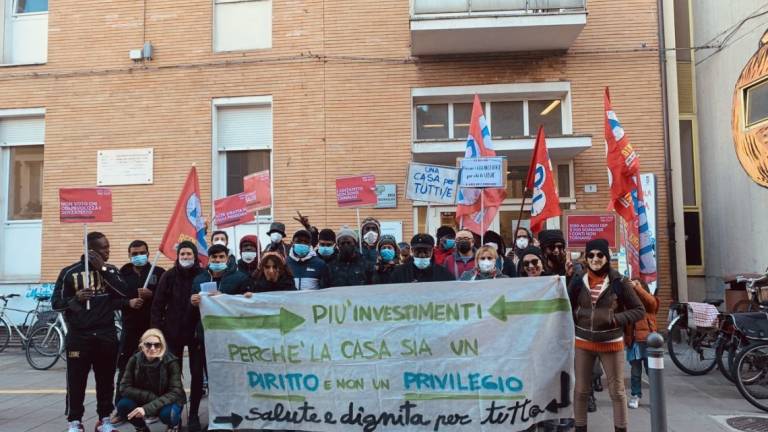 Rimini, coppia sfrattata costretta a dormire in auto, presidio dei Cobas: Aiutiamoli a trovare una casa Rimini, coppia sfrattata costretta a dormire in auto, presidio dei Cobas: Aiutiamoli a trovare una casa