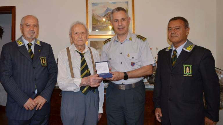 La Guardia di Finanza di Forlì-Cesena festeggia i 106 anni dell'Appuntato Giovanni Cimatti La Guardia di Finanza di Forlì-Cesena festeggia i 106 anni dell'Appuntato Giovanni Cimatti