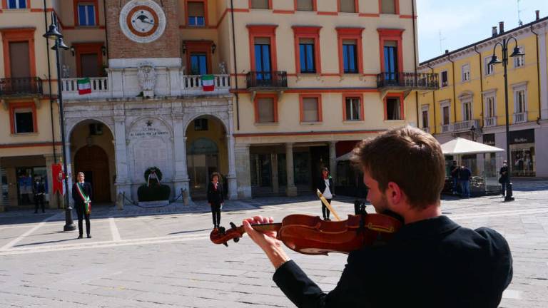 Struggente Bella ciao nella piazza Tre Martiri di Rimini VIDEO Struggente Bella ciao nella piazza Tre Martiri di Rimini VIDEO