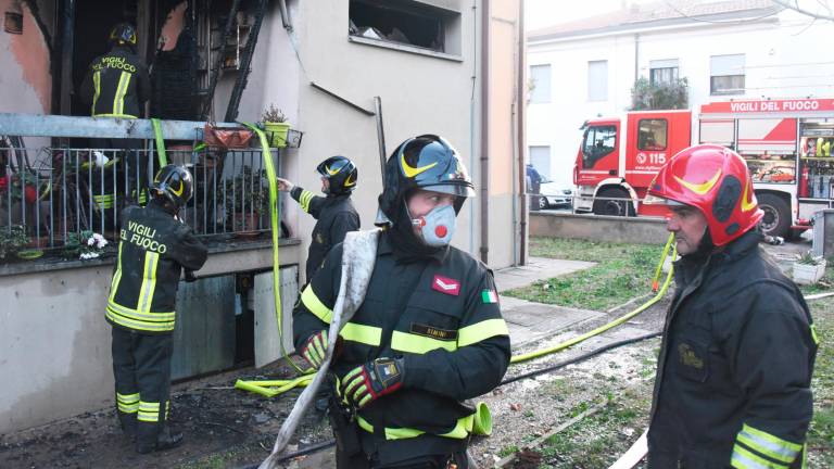 Incendio all’alba a Rimini in un condominio di case popolari. Soccorsi i residenti intossicati dal fumo, salvato un cagnolino Incendio all’alba a Rimini in un condominio di case popolari. Soccorsi i residenti intossicati dal fumo, salvato un cagnolino