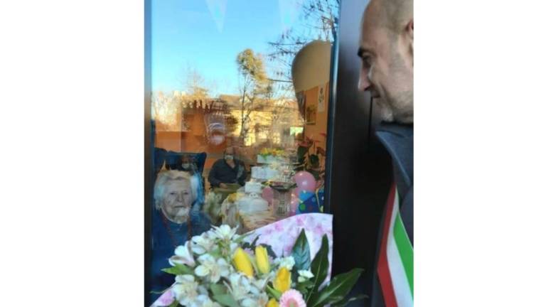 Auguri nonna Fernanda: gesto di stile oltre le barriere del sindaco di Fusignano Auguri nonna Fernanda: gesto di stile oltre le barriere del sindaco di Fusignano