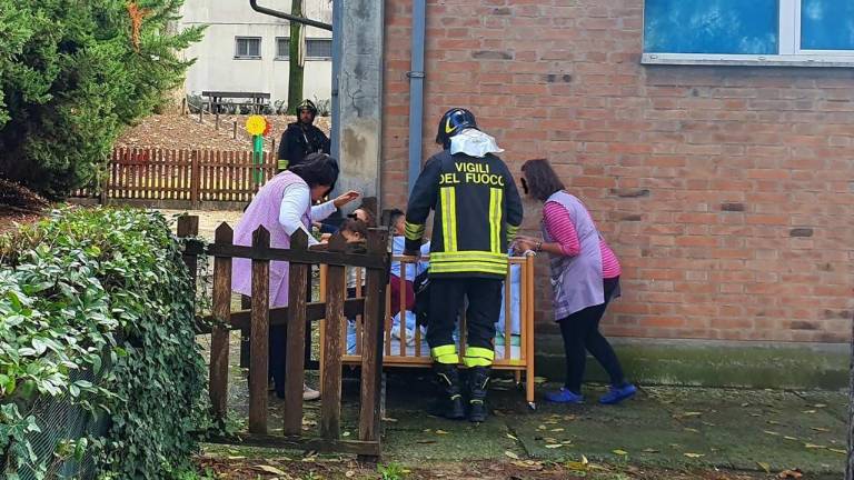 Incendio sul tetto, evacuato un asilo nido a Rimini Incendio sul tetto, evacuato un asilo nido a Rimini