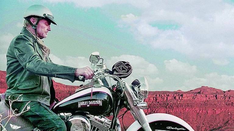 Terence Hill firma le Harley-Davidson made in Riccione Terence Hill firma le Harley-Davidson made in Riccione