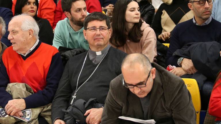 Anche il vescovo di Rimini a tifare al derby di basket - VIDEO GALLERY Anche il vescovo di Rimini a tifare al derby di basket - VIDEO GALLERY