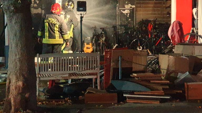 Riccione. Fiamme al negozio di articoli da ciclismo Riccione. Fiamme al negozio di articoli da ciclismo