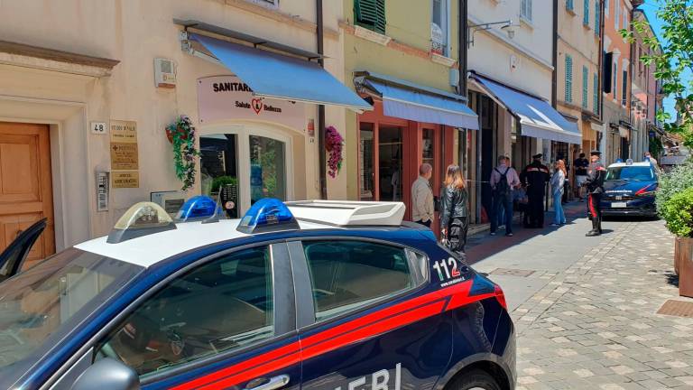 Santarcangelo, rapina a mano armata in gioielleria: aggredito il titolare 92enne VIDEO GALLERY Santarcangelo, rapina a mano armata in gioielleria: aggredito il titolare 92enne VIDEO GALLERY