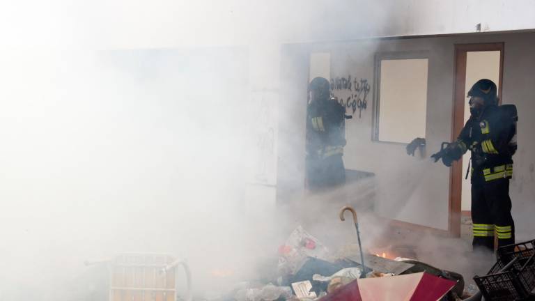 Rimini, incendio: cumuli di spazzatura in fiamme alla ex “nuova Questura” - Gallery