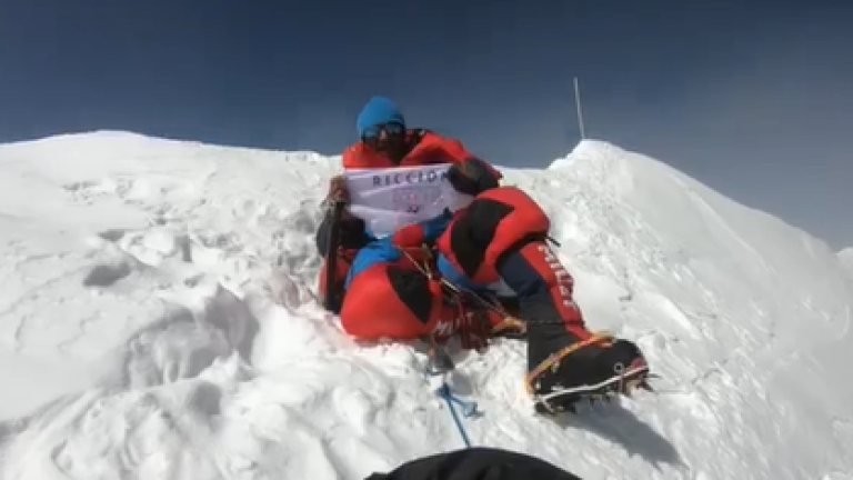 Scala un 8mila sull'Himalaya e in cima sventola la scritta Riccione Scala un 8mila sull'Himalaya e in cima sventola la scritta Riccione