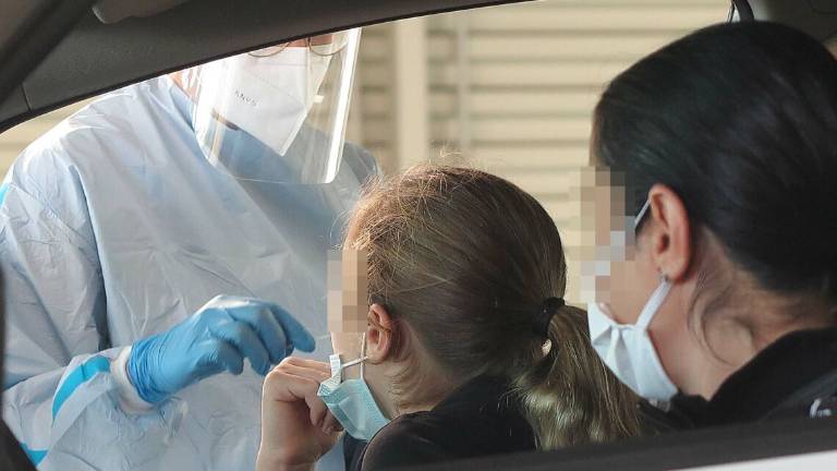 Rimini. File, ritardi e disagi per i tamponi: l'Ausl si scusa Rimini. File, ritardi e disagi per i tamponi: l'Ausl si scusa