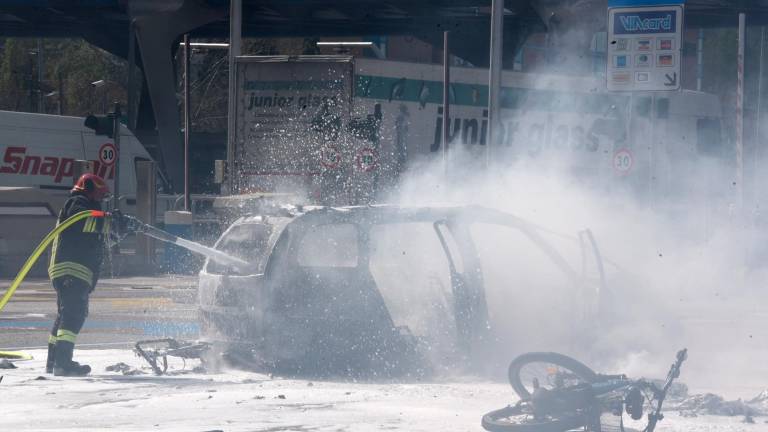 Incendio: auto a fuoco al casello A14 di Rimini sud - VIDEO GALLERY Incendio: auto a fuoco al casello A14 di Rimini sud - VIDEO GALLERY