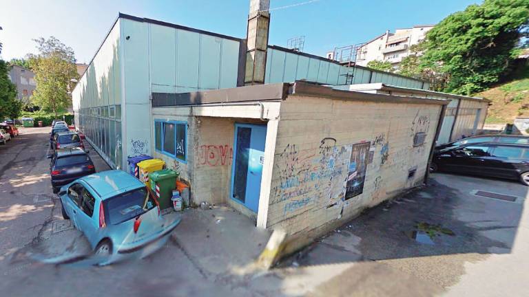 Proteste per l’amianto nella palestra-piscina a Novafeltria Proteste per l’amianto nella palestra-piscina a Novafeltria