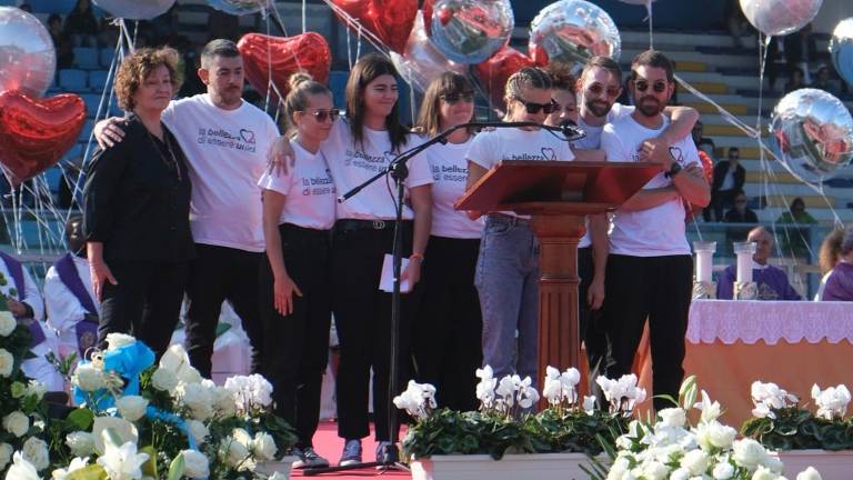 Riccione, vi amiamo. Punto. E tutti al funerale si alzano in piedi ad applaudire Riccione, vi amiamo. Punto. E tutti al funerale si alzano in piedi ad applaudire
