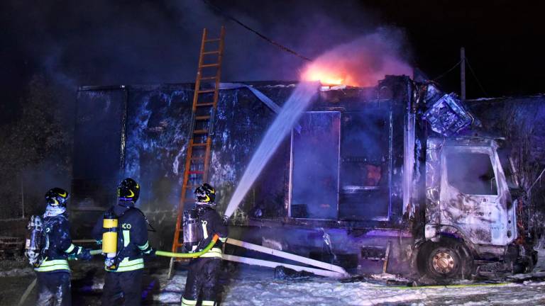 Rimini, incendio nella notte: camion a fuoco in via Verenin Grazia VIDEO GALLERY Rimini, incendio nella notte: camion a fuoco in via Verenin Grazia VIDEO GALLERY