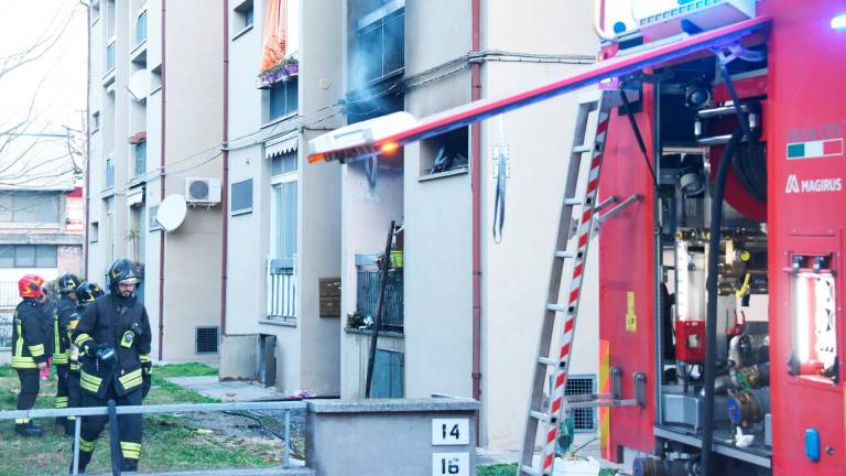 Incendio all’alba a Rimini in un condominio di case popolari. Soccorsi i residenti intossicati dal fumo, salvato un cagnolino Incendio all’alba a Rimini in un condominio di case popolari. Soccorsi i residenti intossicati dal fumo, salvato un cagnolino