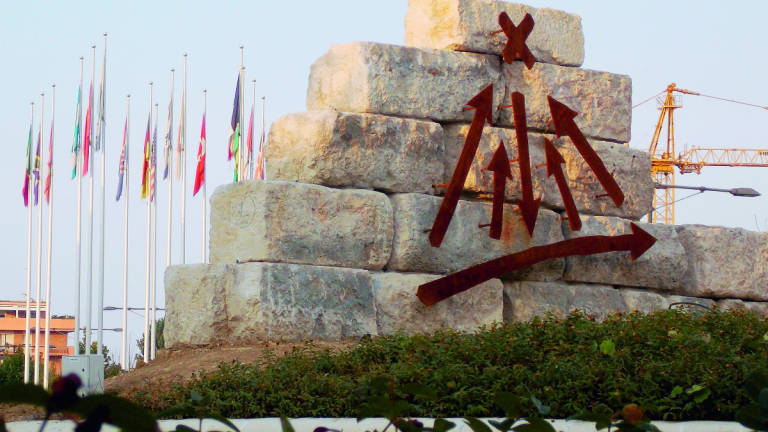 Rimini, la rotonda è una scultura per don Giussani Rimini, la rotonda è una scultura per don Giussani
