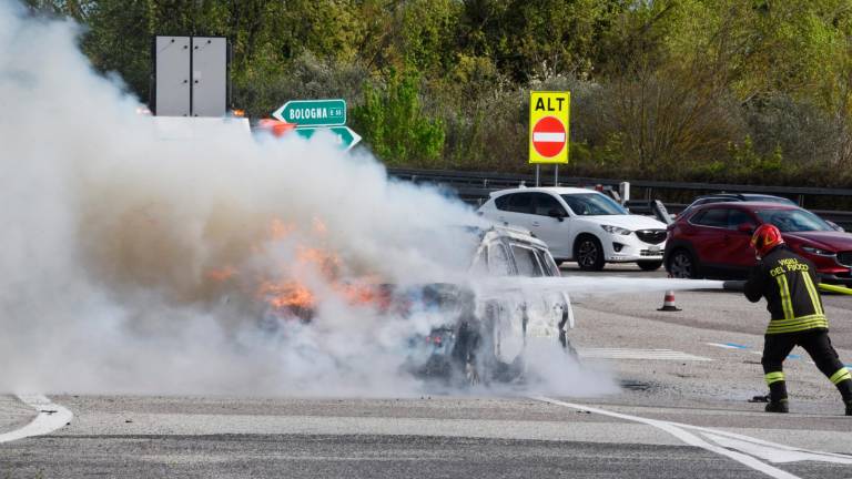 Incendio: auto a fuoco al casello A14 di Rimini sud - VIDEO GALLERY Incendio: auto a fuoco al casello A14 di Rimini sud - VIDEO GALLERY