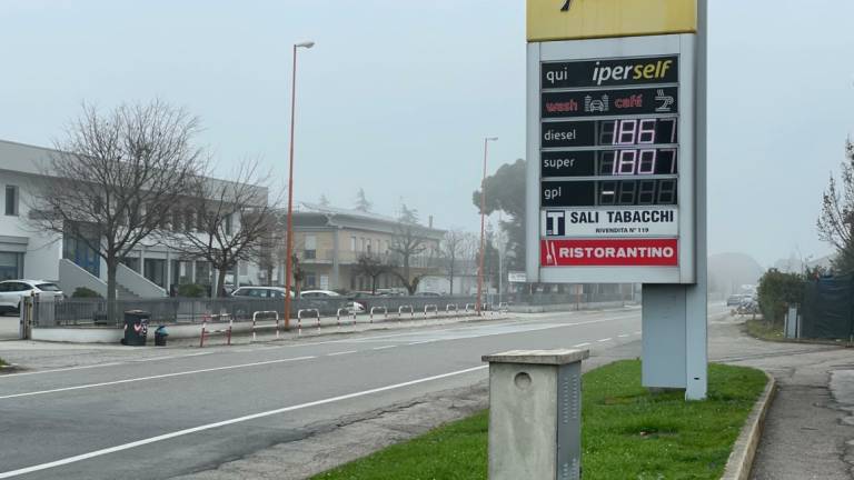 Caro benzina e diesel: il pieno costa dieci euro in più Caro benzina e diesel: il pieno costa dieci euro in più