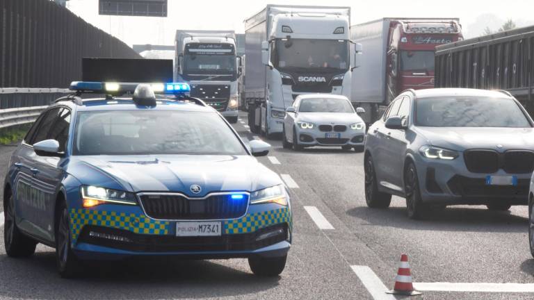 Rimini, incidente in A-14: coinvolte 6 auto e un camion, traffico in tilt sulla corsia Nord - Gallery Rimini, incidente in A-14: coinvolte 6 auto e un camion, traffico in tilt sulla corsia Nord - Gallery