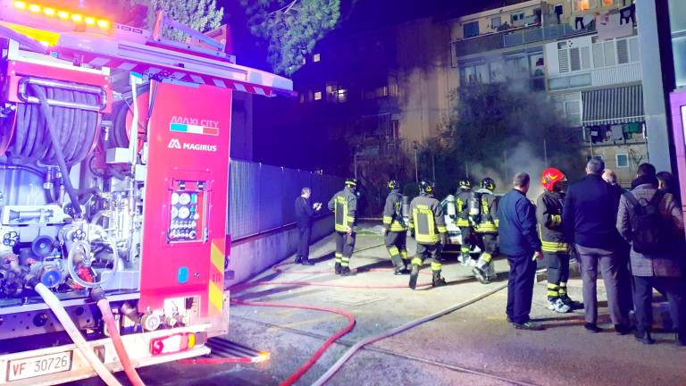 Rimini. Prende fuoco un’auto elettrica in sosta al suo primo giorno di servizio VIDEO GALLERY Rimini. Prende fuoco un’auto elettrica in sosta al suo primo giorno di servizio VIDEO GALLERY