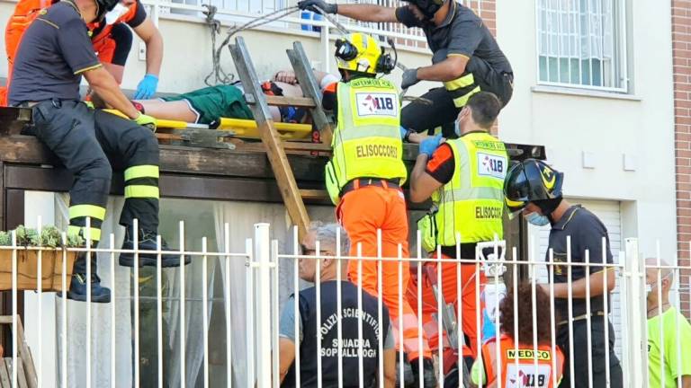 Rimini. Cade dal balcone al terzo piano, grave 13enne Rimini. Cade dal balcone al terzo piano, grave 13enne
