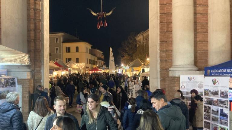 Santarcangelo, Fiera di San Martino nel segno di folla e divertimento Santarcangelo, Fiera di San Martino nel segno di folla e divertimento