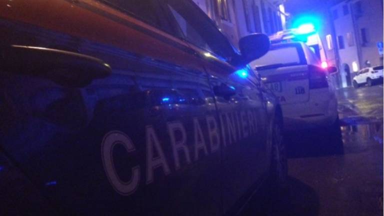 Cesenatico, nudo spacca tutto e si ferisce: bloccato e ricoverato Cesenatico, nudo spacca tutto e si ferisce: bloccato e ricoverato