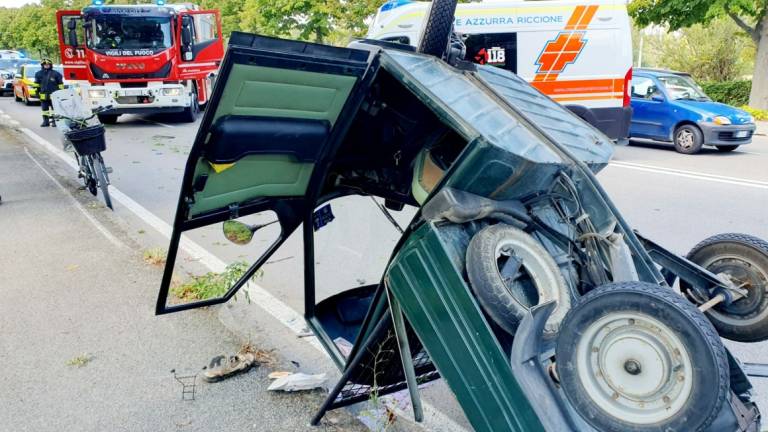 Rimini. Tamponato, anziano resta incastrato dentro l'Ape: portato in elisoccorso al Bufalini Rimini. Tamponato, anziano resta incastrato dentro l'Ape: portato in elisoccorso al Bufalini