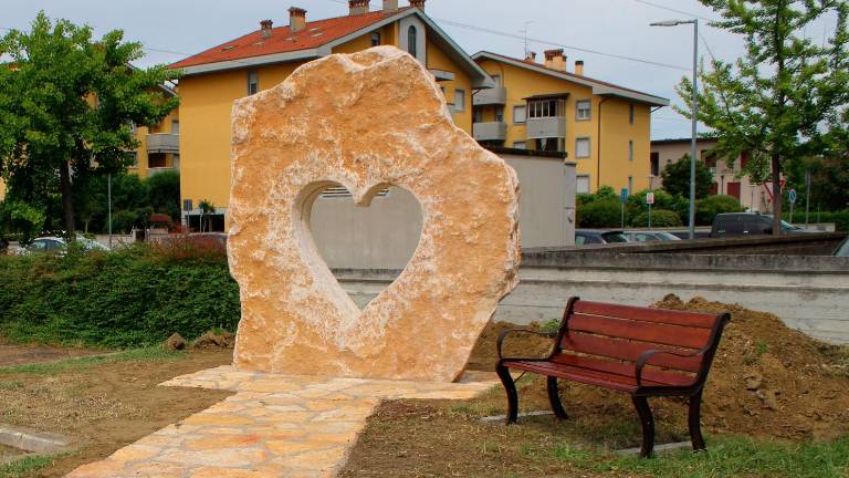 Il monumento al donatore a forma di cuore Il monumento al donatore a forma di cuore