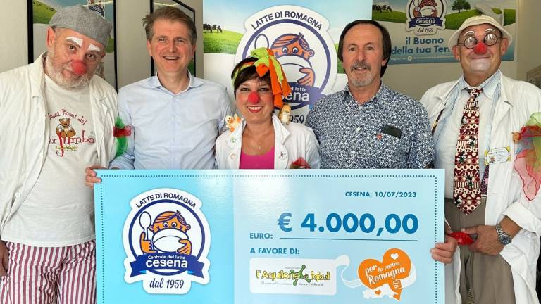 Col gelato soft venduto a S. Giovanni la Centrale del Latte di Cesena ha donato 4.000 euro all'Aquilone di Iqbal Col gelato soft venduto a S. Giovanni la Centrale del Latte di Cesena ha donato 4.000 euro all'Aquilone di Iqbal