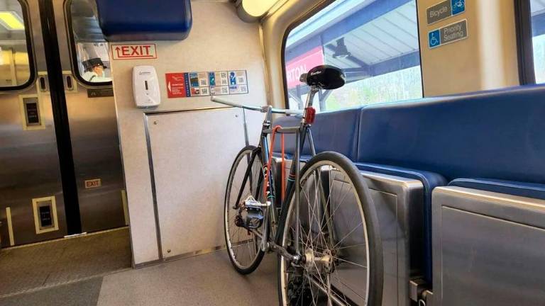 Una bicicletta “in viaggio” su un treno Una bicicletta “in viaggio” su un treno