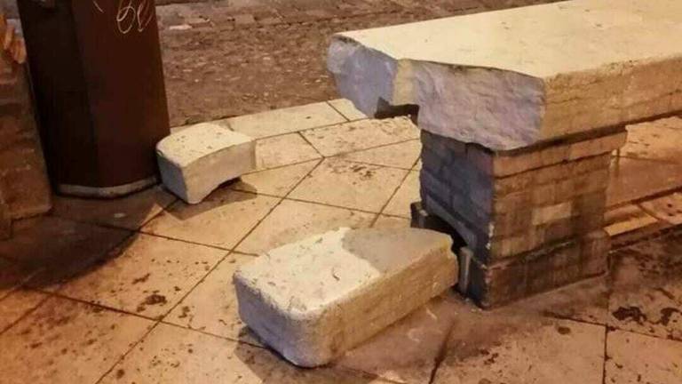 Rimini: rotto un bancone alla Vecchia Pescheria Rimini: rotto un bancone alla Vecchia Pescheria