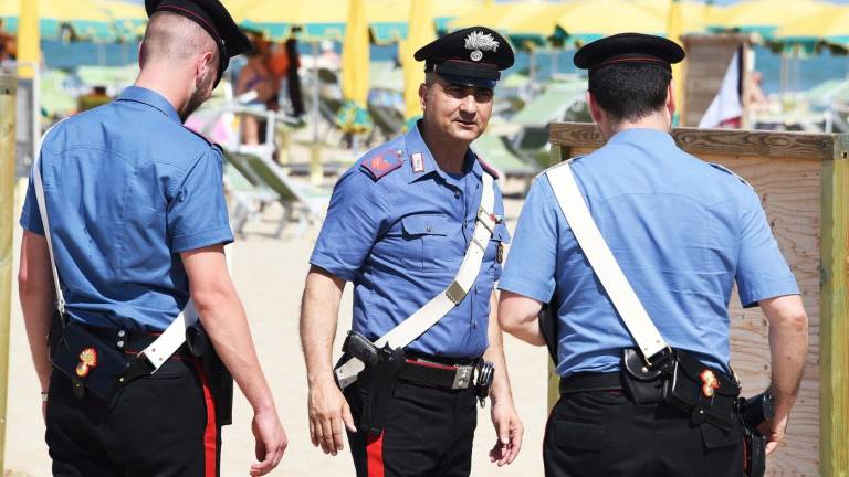 Lite a colpi di bottiglia e bastone, paura in spiaggia a Rimini Lite a colpi di bottiglia e bastone, paura in spiaggia a Rimini