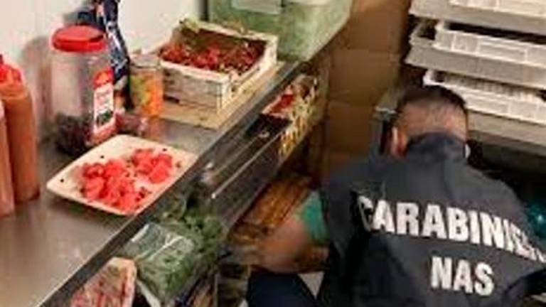 Lugo, “sporco diffuso in cucina”: i Nas chiudono un ristorante in centro Lugo, “sporco diffuso in cucina”: i Nas chiudono un ristorante in centro