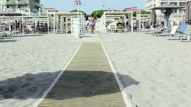 Riccione, a 81 anni in spiaggia in carrozzina: Voglio arrivare al mare e ci riuscirò Riccione, a 81 anni in spiaggia in carrozzina: Voglio arrivare al mare e ci riuscirò