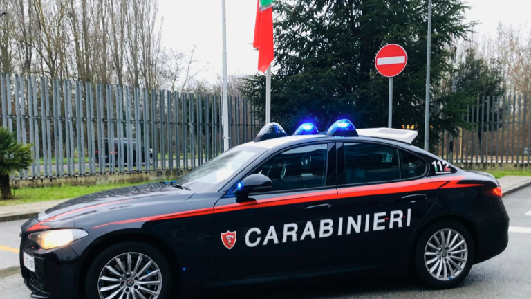 Un auto dei carabinieri (foto di repertorio) Un auto dei carabinieri (foto di repertorio)