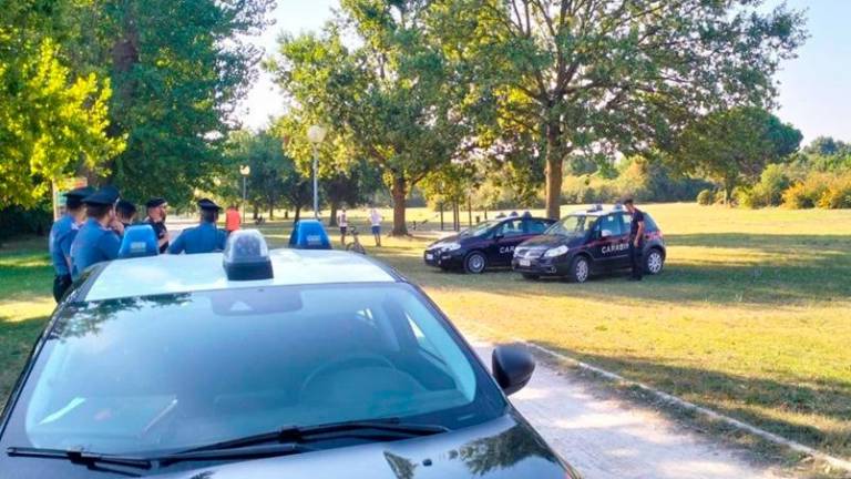 Cesenatico, colti sul fatto mentre rubano una bici: denunciati un uomo e una donna Cesenatico, colti sul fatto mentre rubano una bici: denunciati un uomo e una donna