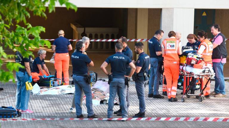 Rimini. Suicida con il figlio giù dal tetto, autopsia sul corpo di Graziana e del piccolo Manuel Rimini. Suicida con il figlio giù dal tetto, autopsia sul corpo di Graziana e del piccolo Manuel