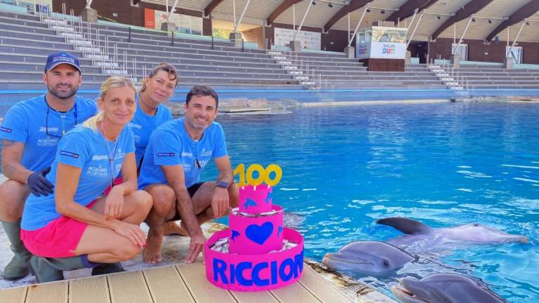 I 100 anni di Riccione e il tanti auguri a te cantato dai delfini VIDEO I 100 anni di Riccione e il tanti auguri a te cantato dai delfini VIDEO