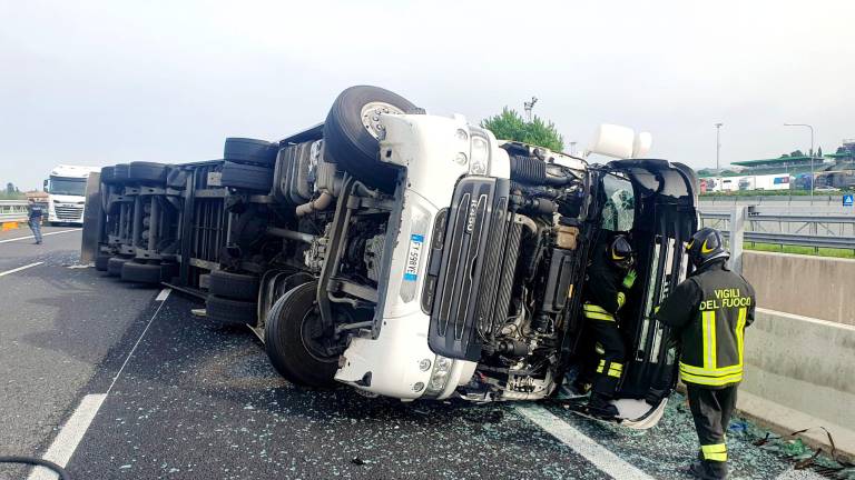 Riccione. Si ribalta camion carico di bottiglie vuote, code sulla A14 GALLERY